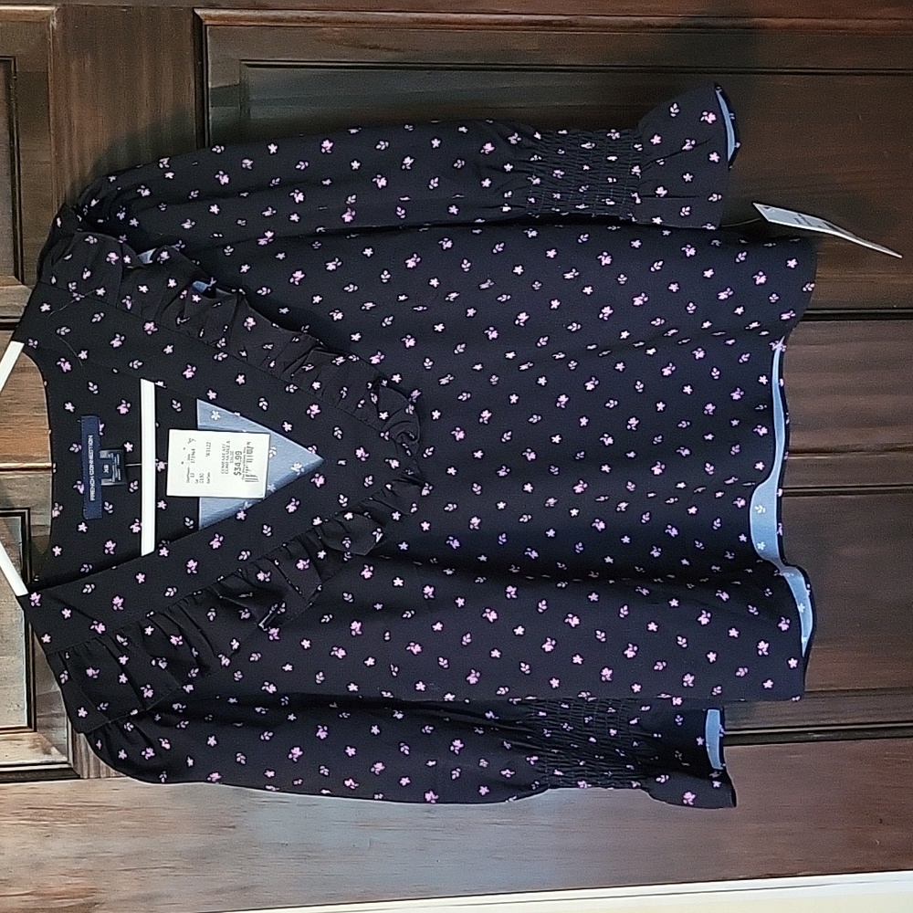 French connection lightweight 3/4 sleeve shirt with v neck ruffle